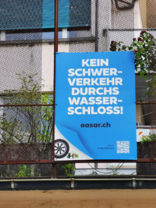 Plakataktion: Kein Schwerverkehr durchs Wasserschloss! (OASAR)