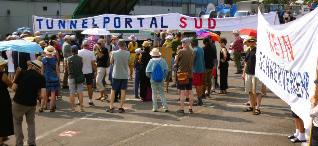 Demonstrationszug mit Transparenten (OASAR)